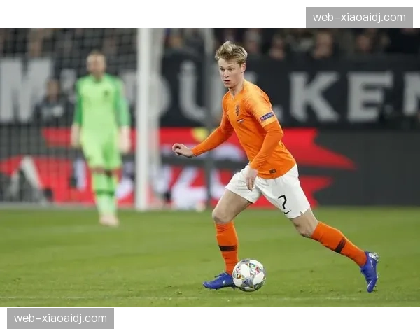 荷兰队德容维纳尔杜姆中场大脑 控球调度拦截需要充足体能储备